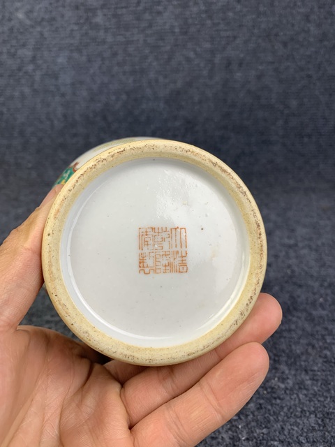 古玩陶瓷粉彩開窗嬰戲紋賞瓶拍賣，當前價格138元