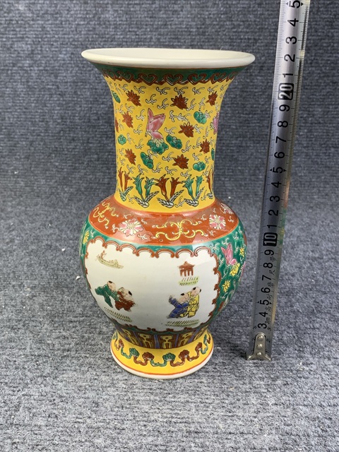 古玩陶瓷粉彩開窗嬰戲紋賞瓶拍賣，當前價格138元