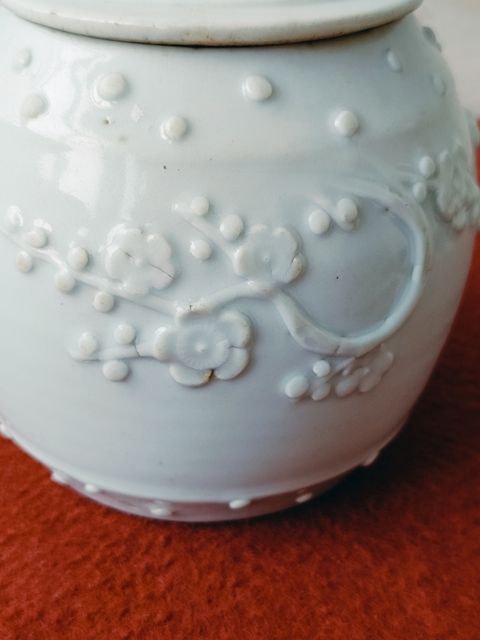 古玩陶瓷民國時(shí)期德化窯白釉雙獅頭折枝梅花蓋罐拍賣,當(dāng)前價(jià)格1800元