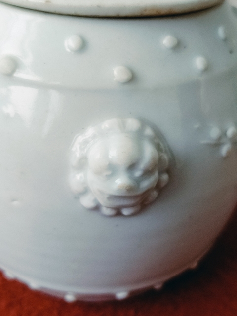 古玩陶瓷民國時(shí)期德化窯白釉雙獅頭折枝梅花蓋罐拍賣,當(dāng)前價(jià)格1800元