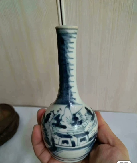古玩陶瓷清中期青花山水長頸瓶真品鑒賞圖