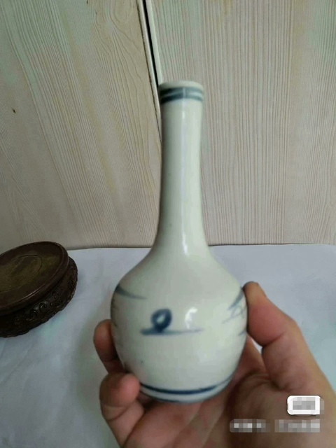 古玩陶瓷清中期青花山水長頸瓶真品鑒賞圖