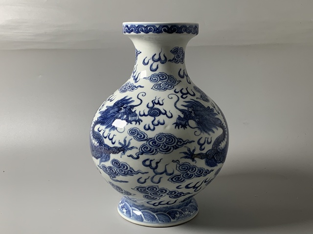 古玩陶瓷清末民初·青花雙龍戲珠紋盤口尊真品鑒賞圖