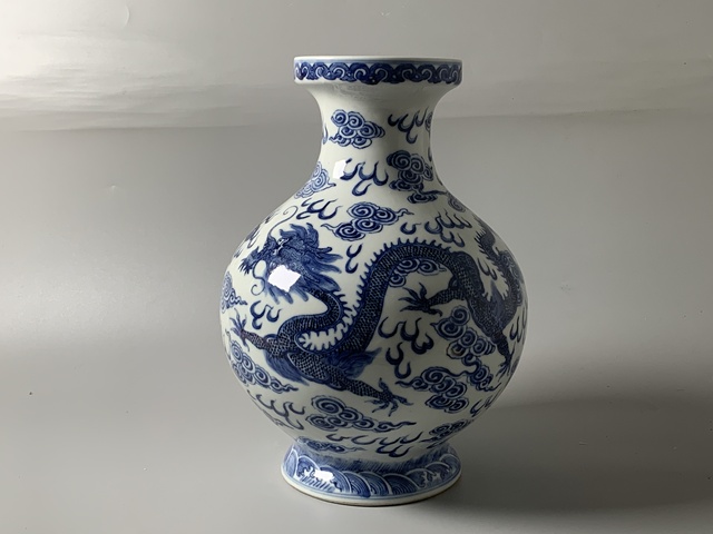 古玩陶瓷清末民初·青花雙龍戲珠紋盤口尊真品鑒賞圖
