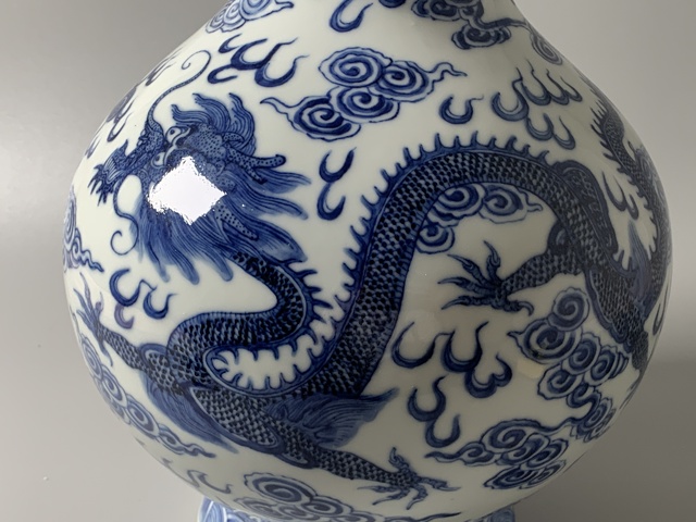 古玩陶瓷清末民初·青花雙龍戲珠紋盤口尊真品鑒賞圖