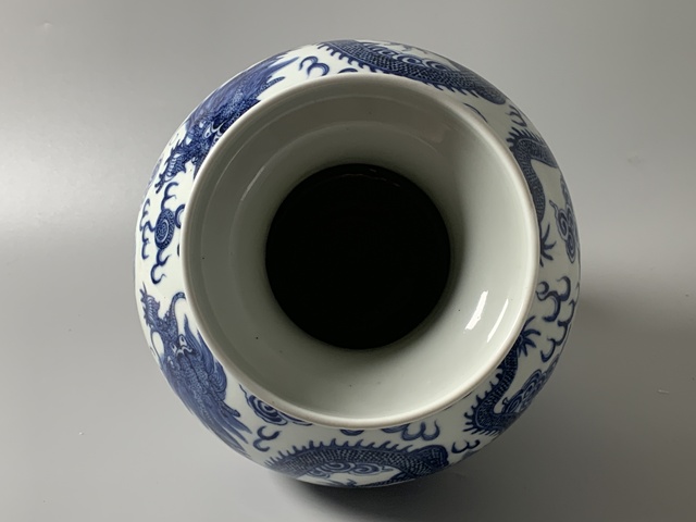 古玩陶瓷清末民初·青花雙龍戲珠紋盤口尊真品鑒賞圖