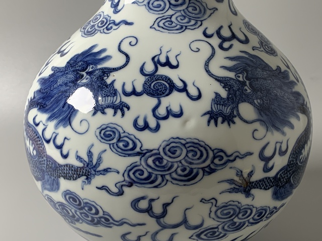 古玩陶瓷清末民初·青花雙龍戲珠紋盤口尊真品鑒賞圖