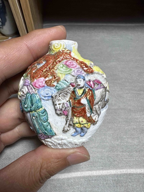 古玩陶瓷粉彩堆塑人物故事紋鼻煙壺真品鑒賞圖