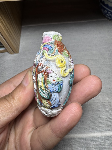 古玩陶瓷粉彩堆塑人物故事紋鼻煙壺真品鑒賞圖