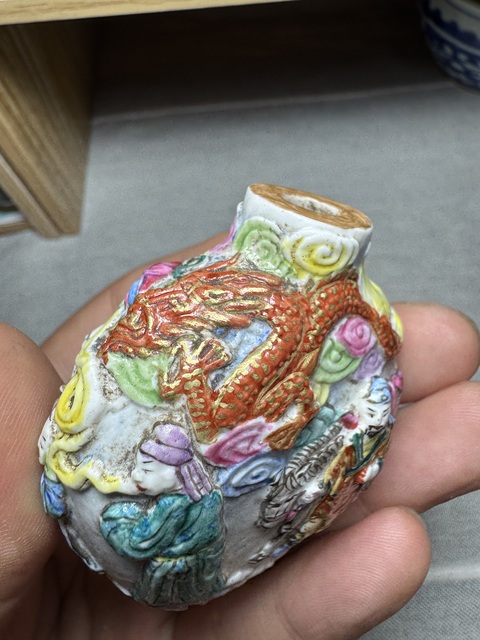 古玩陶瓷粉彩堆塑人物故事紋鼻煙壺真品鑒賞圖