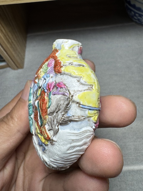 古玩陶瓷粉彩堆塑人物故事紋鼻煙壺真品鑒賞圖