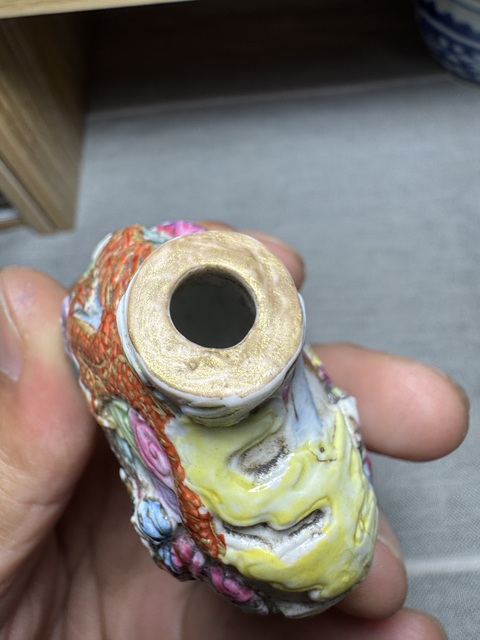 古玩陶瓷粉彩堆塑人物故事紋鼻煙壺真品鑒賞圖