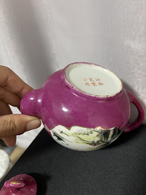 古玩陶瓷民國官窯款江西瓷業(yè)公司胭脂紅地開光山水粉彩壺拍賣，當前價格1980元