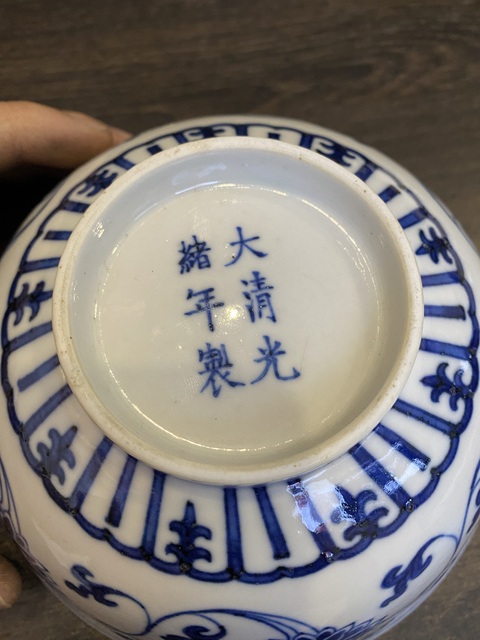 古玩陶瓷花卉紋青花碗真品鑒賞圖