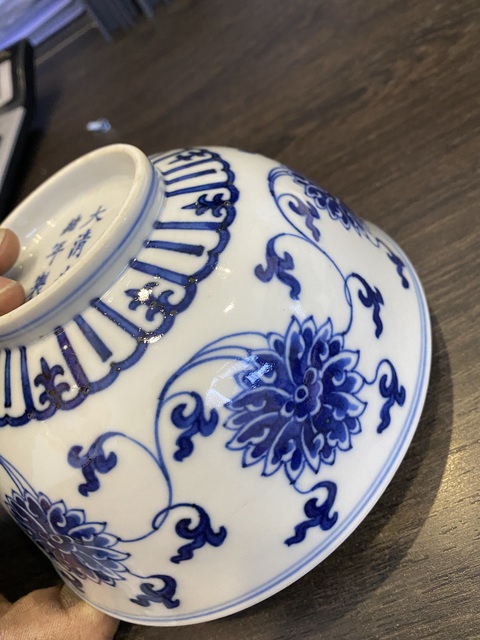 古玩陶瓷花卉紋青花碗真品鑒賞圖