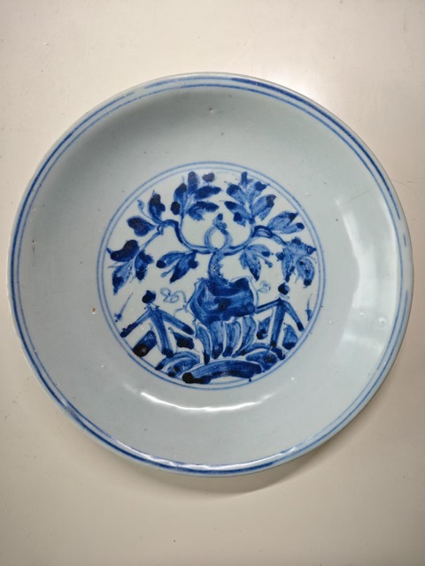 古玩陶瓷明中期青花洞石花卉紋盤拍賣，當(dāng)前價(jià)格1588元