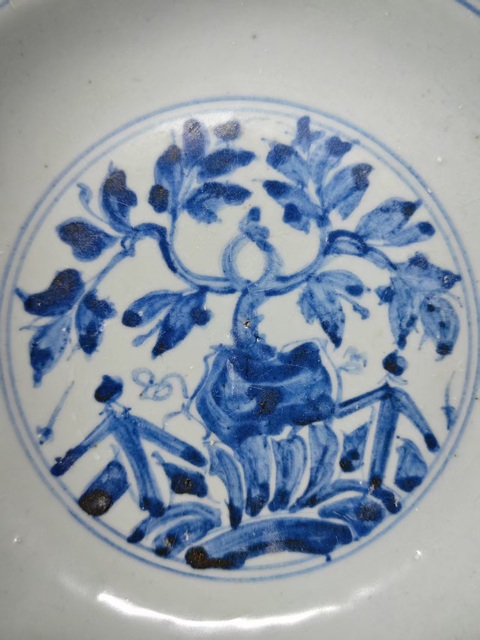古玩陶瓷明中期青花洞石花卉紋盤拍賣，當(dāng)前價(jià)格1588元