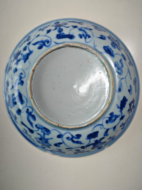 古玩陶瓷明中期青花洞石花卉紋盤拍賣，當(dāng)前價(jià)格1588元