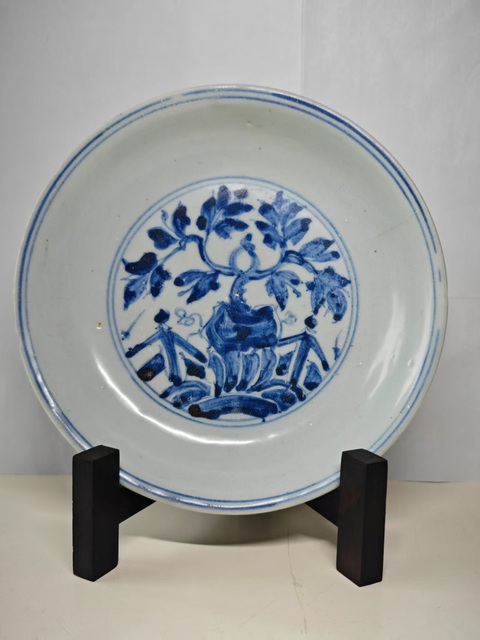 古玩陶瓷明中期青花洞石花卉紋盤拍賣，當(dāng)前價(jià)格1588元