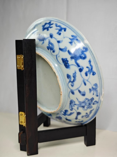 古玩陶瓷明中期青花洞石花卉紋盤拍賣，當(dāng)前價(jià)格1588元