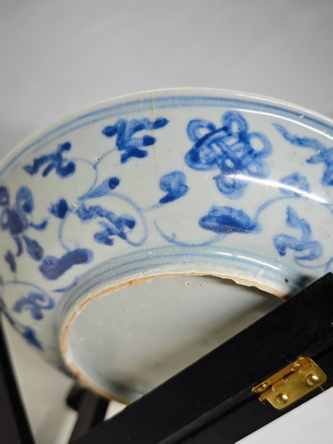 古玩陶瓷明中期青花洞石花卉紋盤拍賣，當(dāng)前價(jià)格1588元