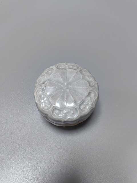 古玩陶瓷白宋-青白釉花卉紋粉盒拍賣，當(dāng)前價格7800元