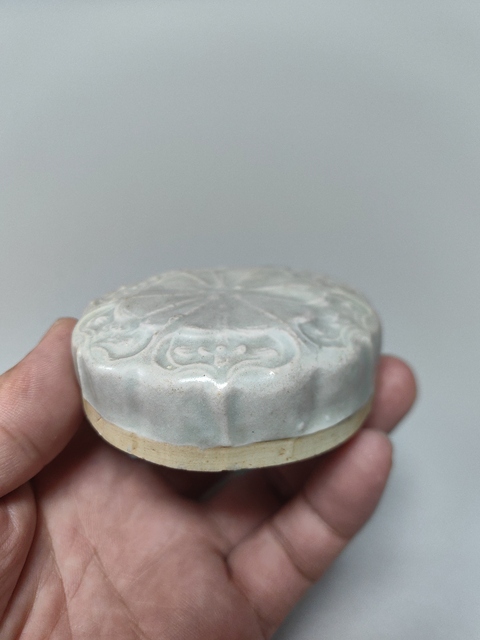 古玩陶瓷白宋-青白釉花卉紋粉盒拍賣，當(dāng)前價格7800元