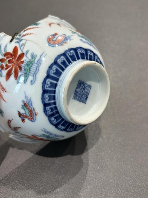 古玩陶瓷清乾隆 斗彩鴛鴦蓮池小碗真品鑒賞圖
