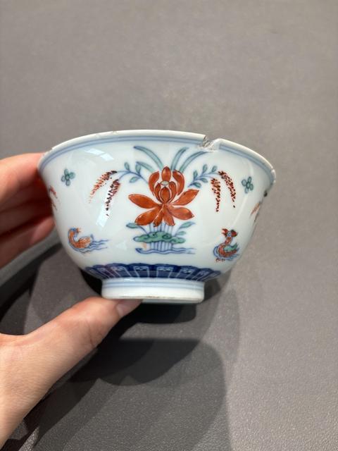 古玩陶瓷清乾隆 斗彩鴛鴦蓮池小碗真品鑒賞圖
