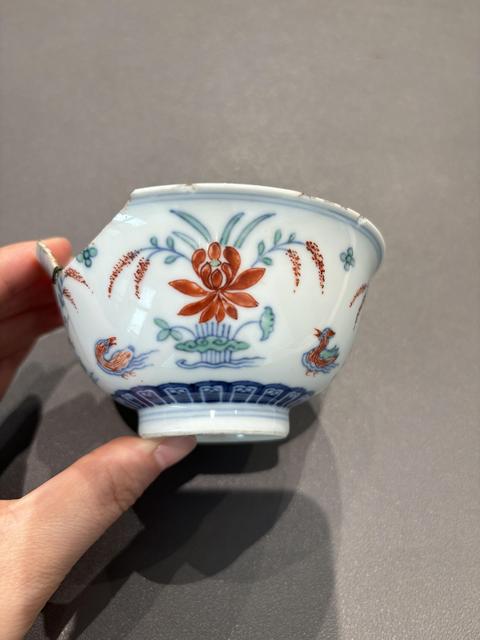 古玩陶瓷清乾隆 斗彩鴛鴦蓮池小碗真品鑒賞圖