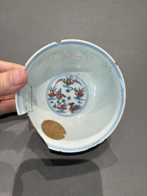 古玩陶瓷清乾隆 斗彩鴛鴦蓮池小碗真品鑒賞圖