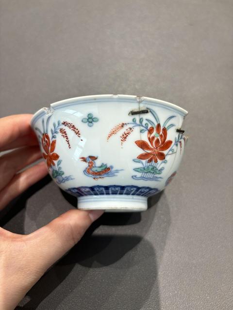 古玩陶瓷清乾隆 斗彩鴛鴦蓮池小碗真品鑒賞圖