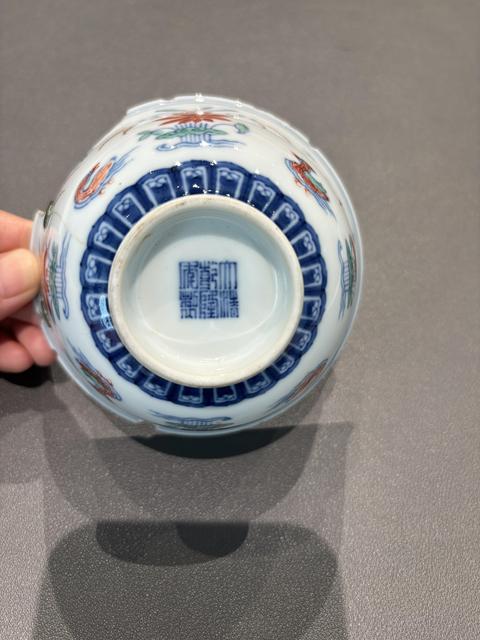 古玩陶瓷清乾隆 斗彩鴛鴦蓮池小碗真品鑒賞圖