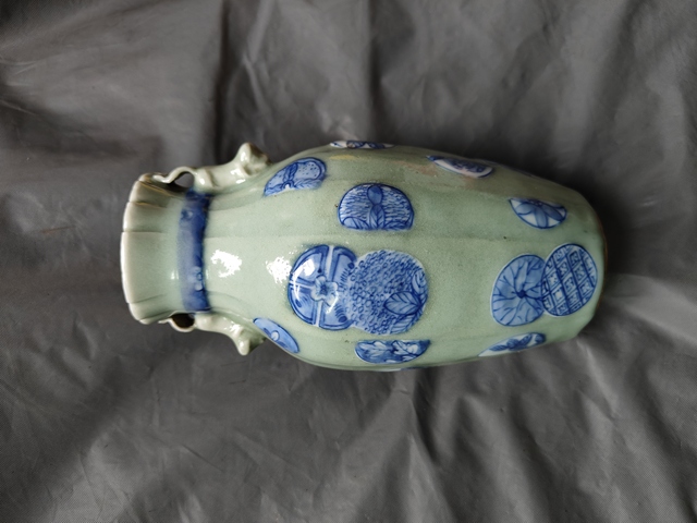 古玩陶瓷豆青釉青花皮球花紋雙耳瓶拍賣,當前價格12800元