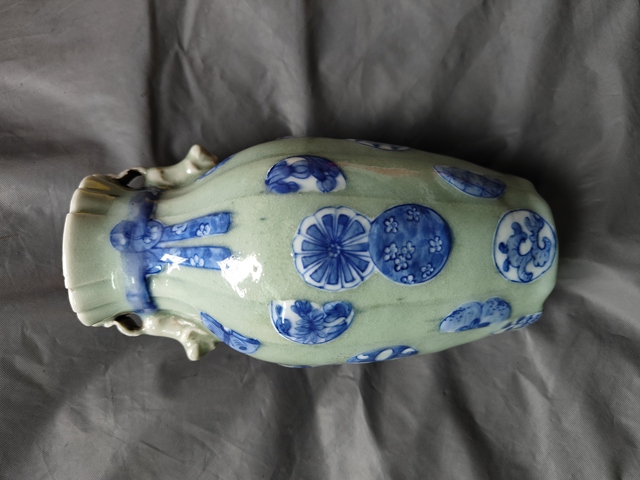 古玩陶瓷豆青釉青花皮球花紋雙耳瓶拍賣,當前價格12800元