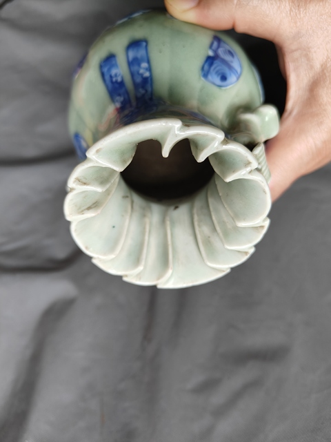 古玩陶瓷豆青釉青花皮球花紋雙耳瓶拍賣,當前價格12800元