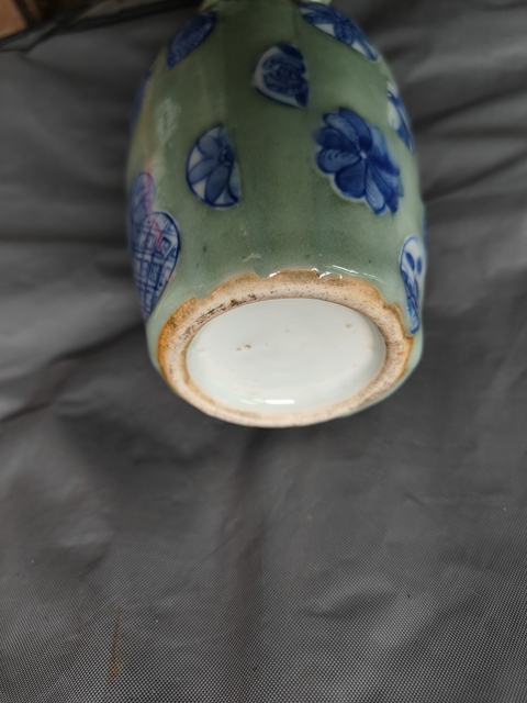 古玩陶瓷豆青釉青花皮球花紋雙耳瓶拍賣,當前價格12800元