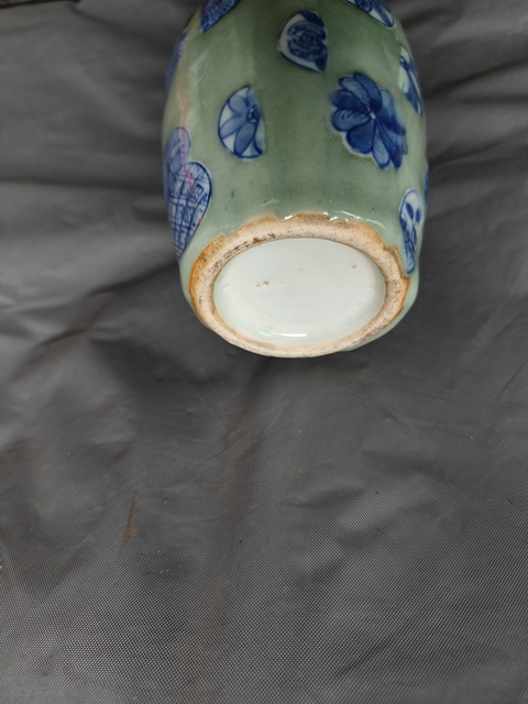 古玩陶瓷豆青釉青花皮球花紋雙耳瓶拍賣,當前價格12800元