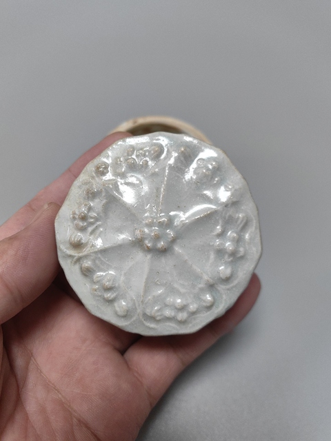 古玩陶瓷青白釉花卉紋粉盒拍賣，當前價格3700元