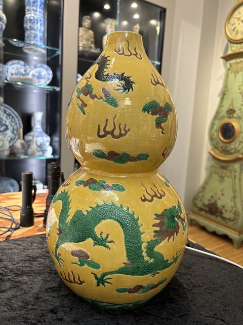 古玩陶瓷嬌黃綠紫素三彩葫蘆瓶真品鑒賞圖