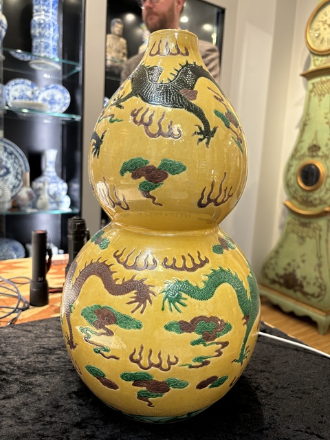 古玩陶瓷嬌黃綠紫素三彩葫蘆瓶真品鑒賞圖