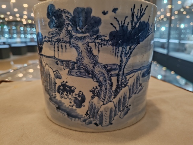 青花人物故事紋筆筒拍賣，當(dāng)前價(jià)格18000元