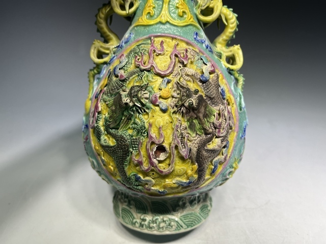 古玩陶瓷民國(guó)·綠地粉彩雕瓷雙龍戲珠紋龍耳花口瓶真品鑒賞圖