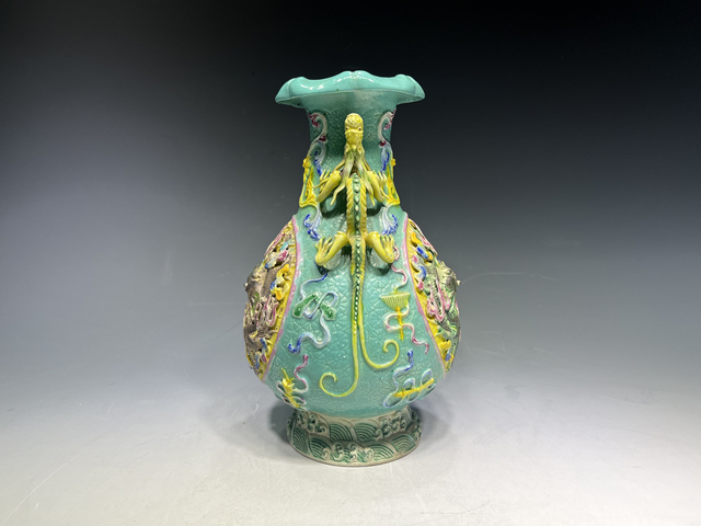 古玩陶瓷民國(guó)·綠地粉彩雕瓷雙龍戲珠紋龍耳花口瓶真品鑒賞圖