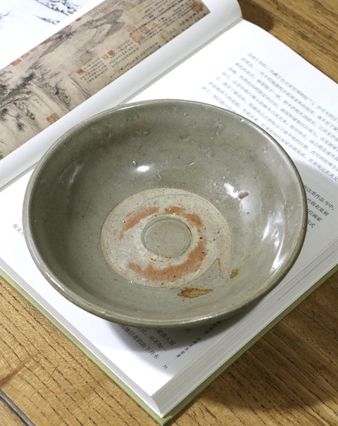 古玩陶瓷龍泉青瓷撇口碗拍賣(mài),當(dāng)前價(jià)格200元