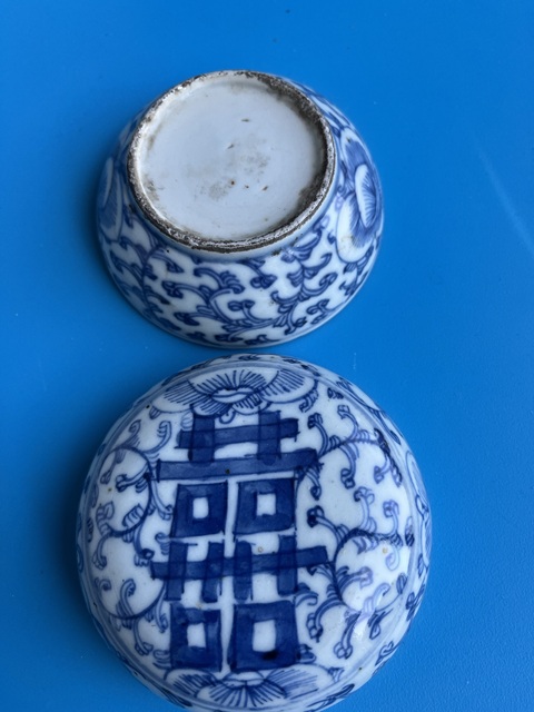 古玩陶瓷纏枝花囍字紋青花粉盒真品鑒賞圖