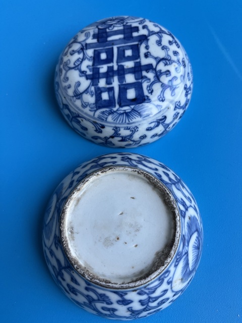 古玩陶瓷纏枝花囍字紋青花粉盒真品鑒賞圖