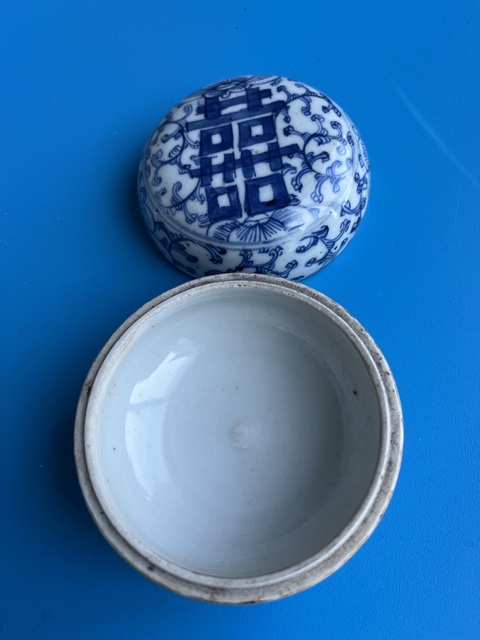 古玩陶瓷纏枝花囍字紋青花粉盒真品鑒賞圖