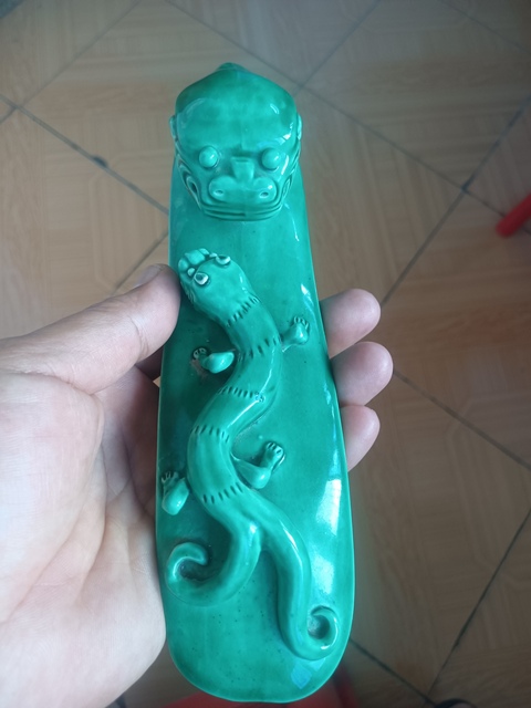 古玩陶瓷綠釉蒼龍教子帶鉤真品鑒賞圖