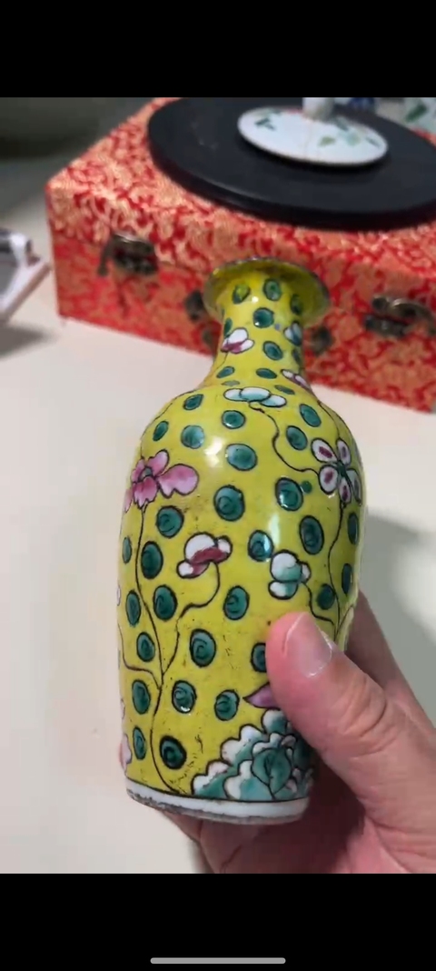 古玩陶瓷黃地粉彩花卉紋觀音瓶真品鑒賞圖